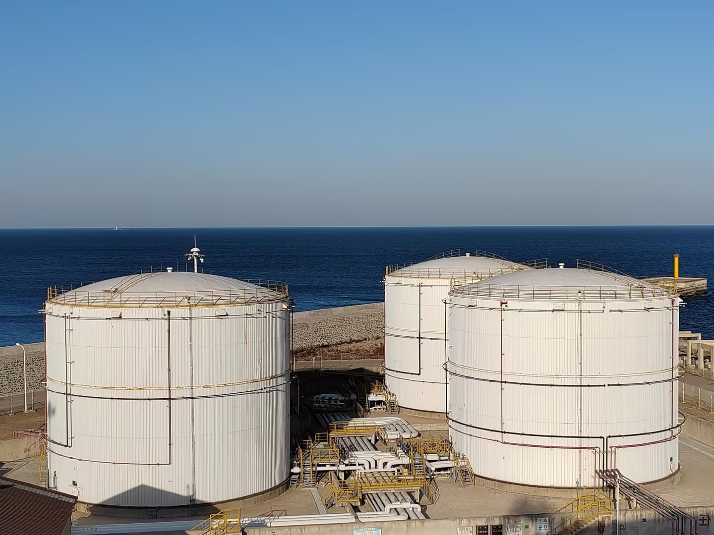 ZhenHua Oil Dalian Tank Farm's Refined Oil Storage Tanks Officially Commissioned